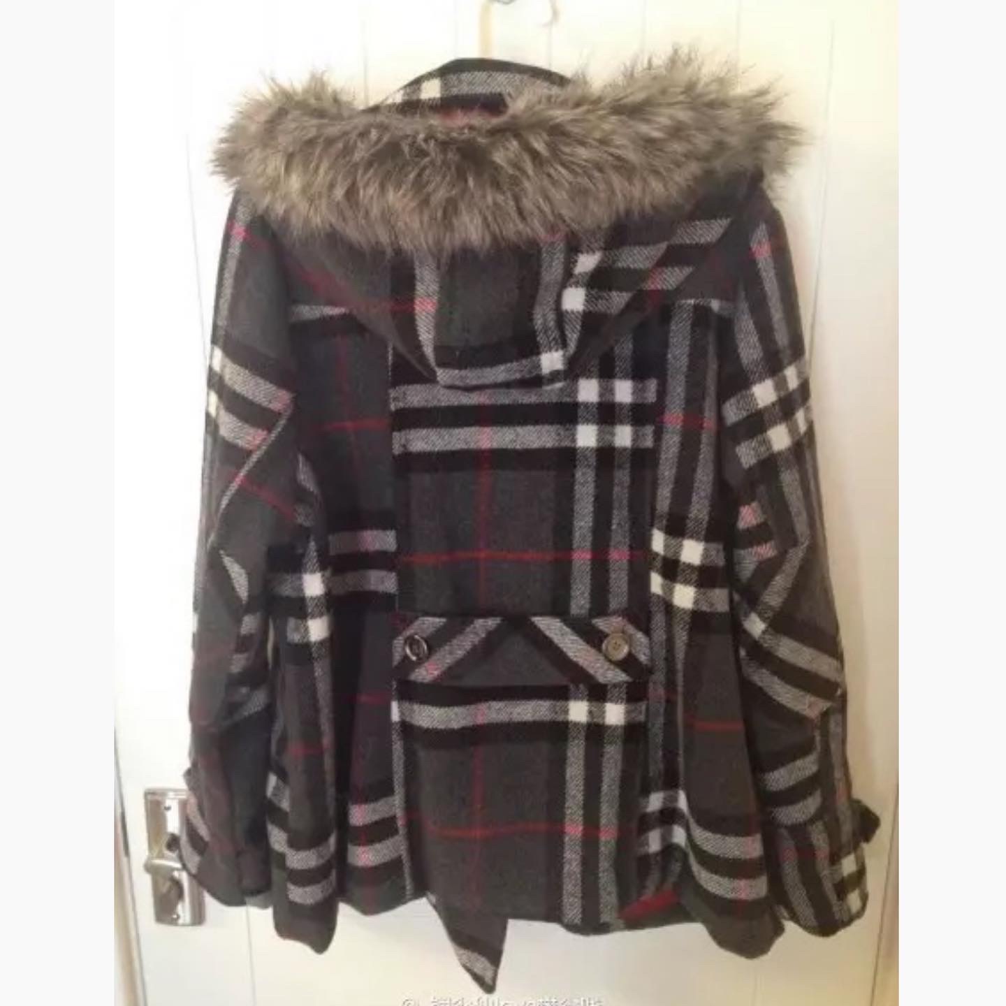 เสื้อกันหนาวสักหลาดผสมวู ลายตาราง classic burberry สีเทา brandname NYC DOLLHOUSE แต่งกระดุมสองแถบ ติดหมวกฮูท ติดเฟอร์ (หมวกมีกระดุมถอดใส่ได้คะ)สวย หรูคะ Size S