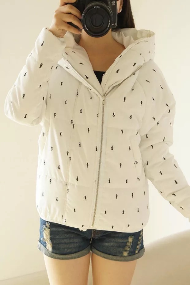 เสื้อกันหนาว เสื้อหนาวหมวกฮูท สีขาว บุนวมอุ่น พิมพ์ลายม้าน้ำ เนื้อผ้าเนียน นุ่ม. สินค้างานญี่ปุ่นคะ