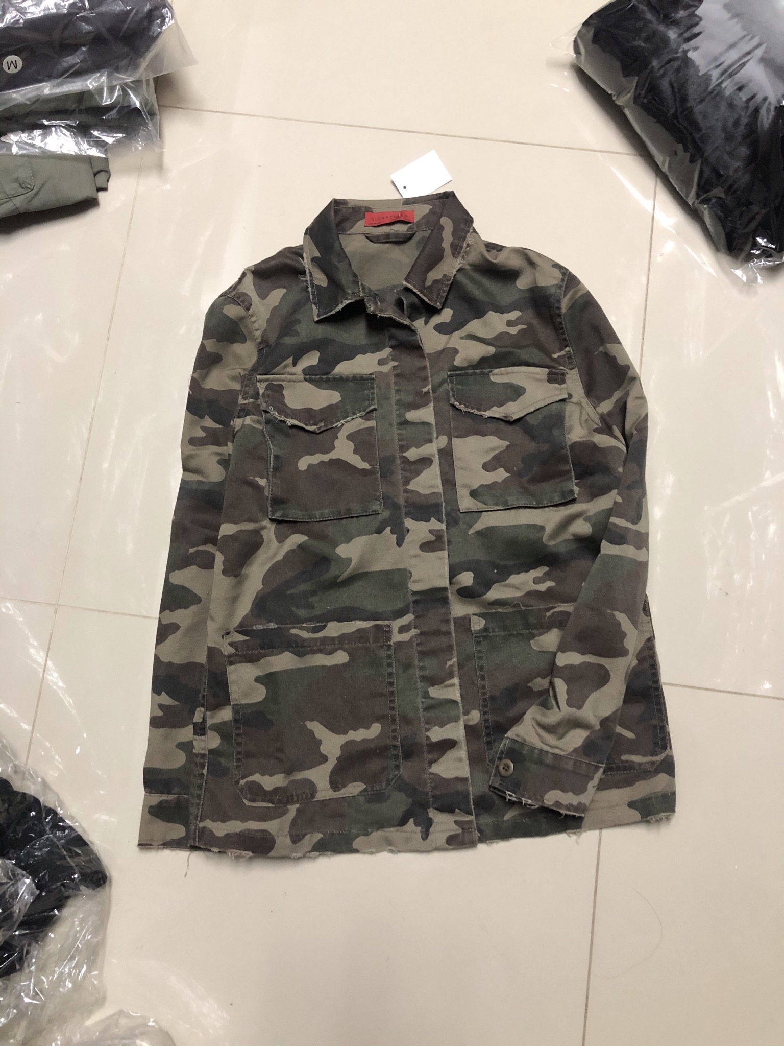 เสื้อนอกทหาร เสื้อแจ็คเก็ต ลายพราง แนวทหาร แต่งลายปัก แพทเทินสวย เท่ห์ มาก แบรนด์ Signature เขียว