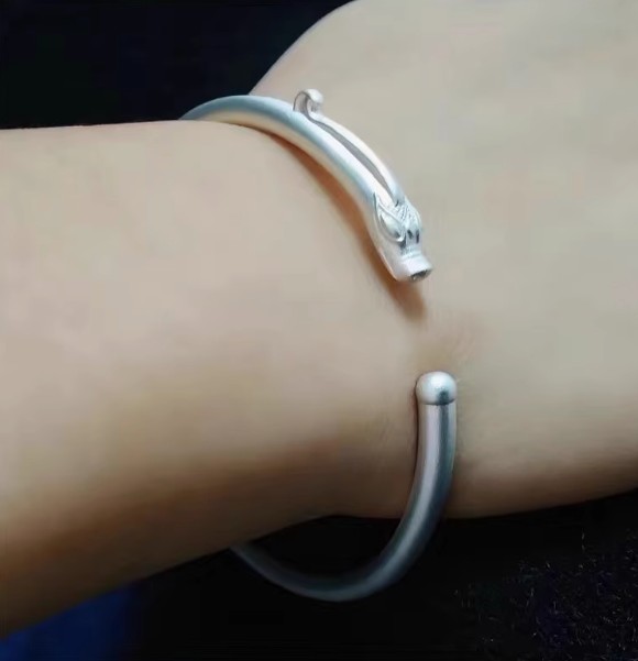 กำไลข้อมือ มังกรทอง มังกรเงิน แบบไม่มีลาย กำไลข้อมือ ดีไซน์ เป็น มังกร พันมือ แบบเรียบ ๆ ใส่ได้ทุกโอกาส 958247