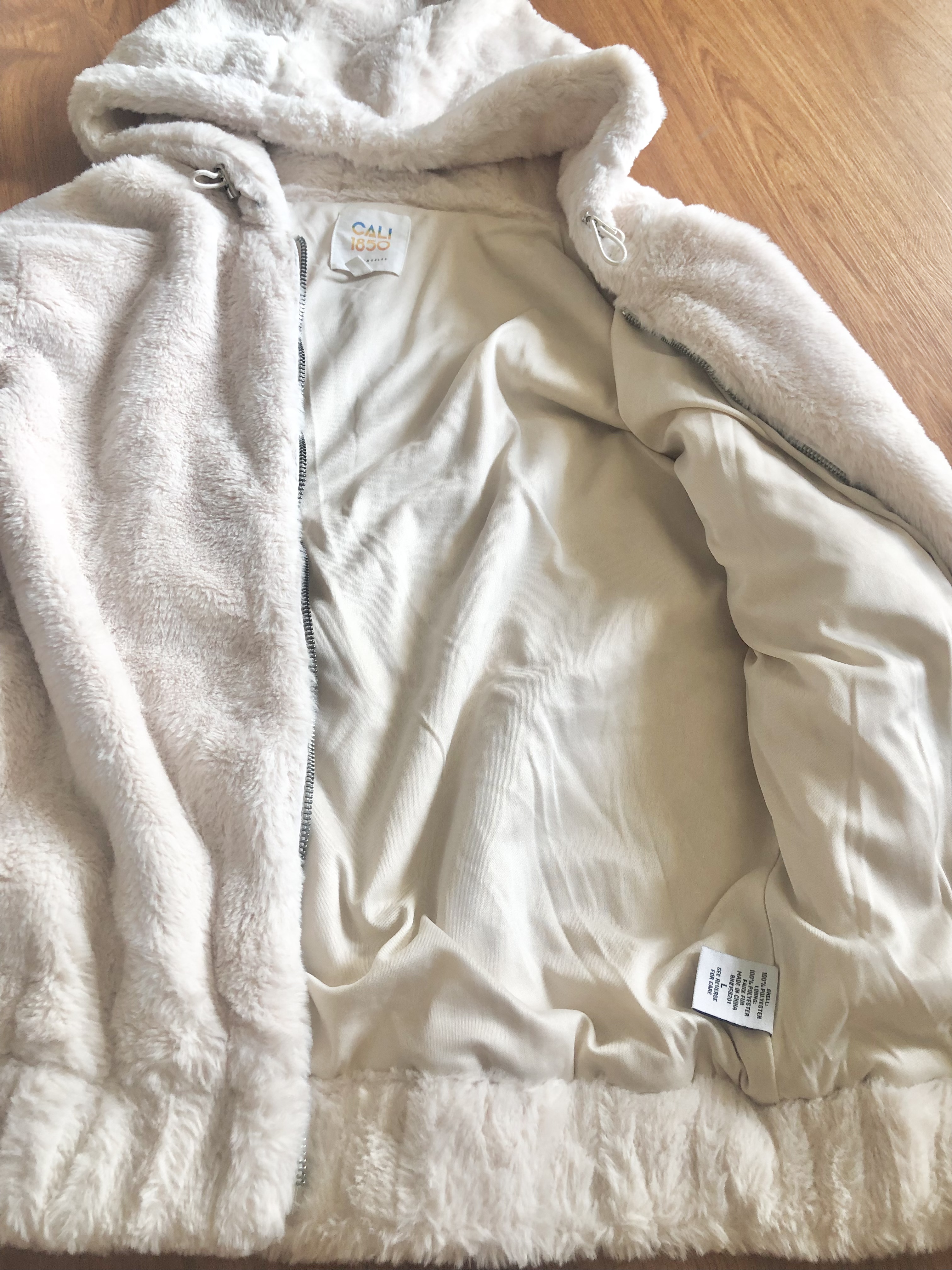 Cali 1985 เสื้อเฟอร์กันหนาว หมวกฮู้ด เสื้อขน (FLUFFY COAT) สีครีม แบรนด์ CALI 1985 Los Angeles ขาว