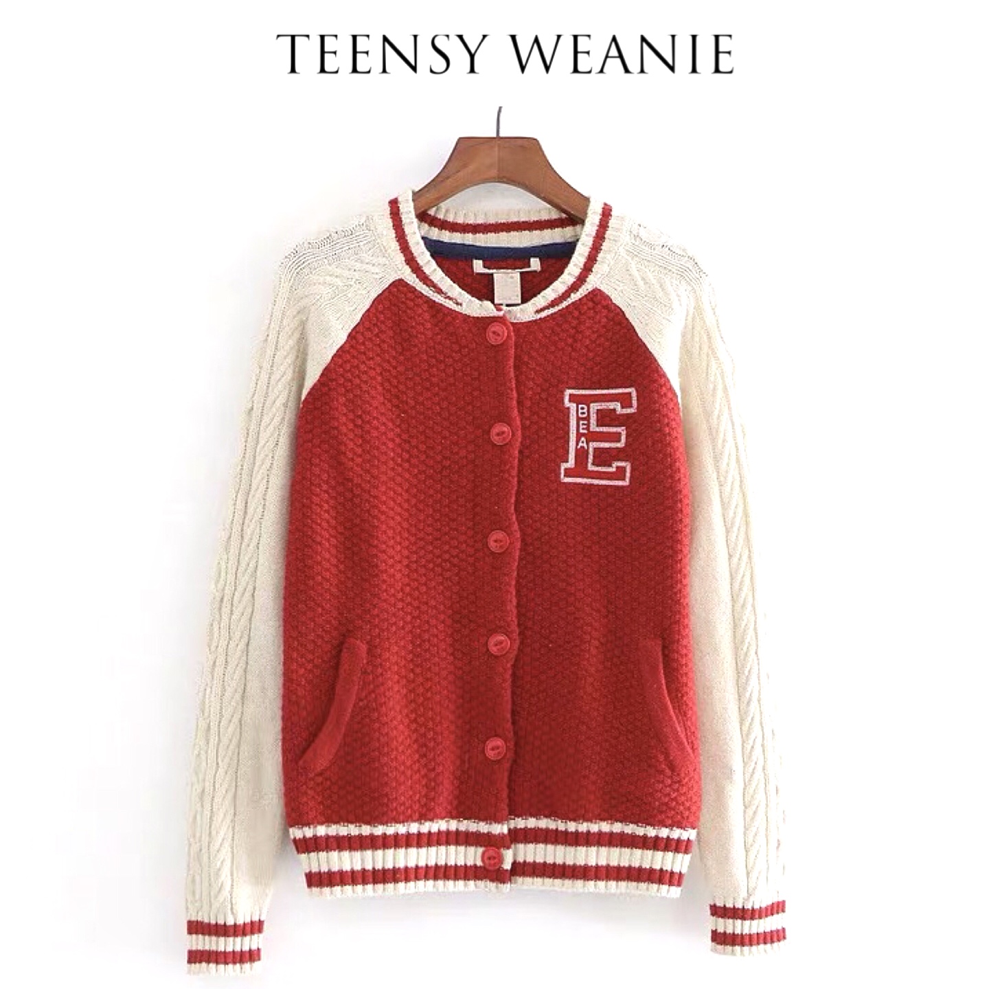 Teensy Weanie เสื้อไหมพรม นิตติ้ง สีทูโทน แดง-ครีม ปักอักษร E งานแบรนด์ TEENSY WEANIE แดง ครีม