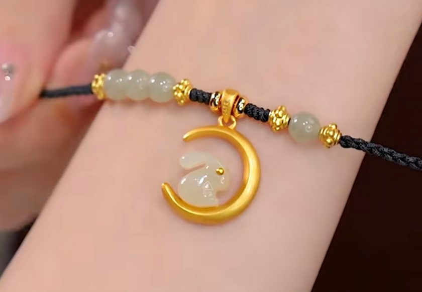 สร้อยข้อมือผู้หญิง สร้อยข้อมือ หินธรรมชาติ หินหยก ห้อยจี้ กระต่าย บนพระจันทร์ แบบสวย ดีไซน์น่ารัก 981496