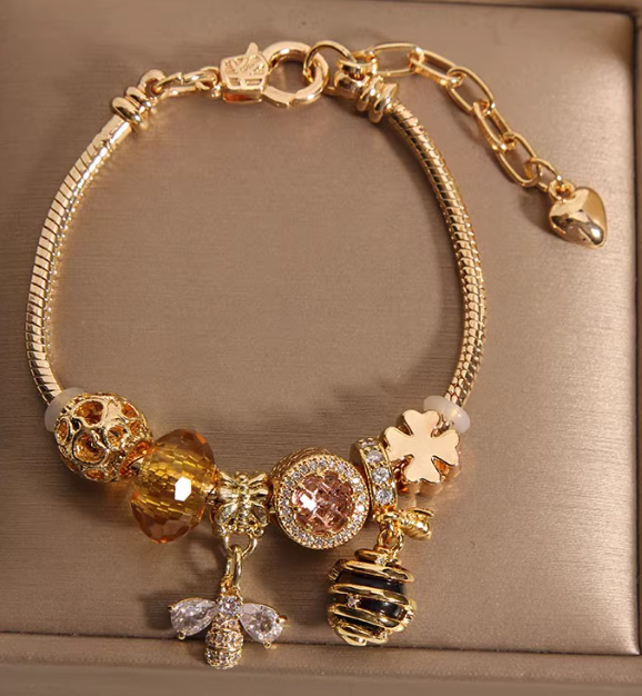 สร้อยข้อมือ ทอง ชุบ 18 k ร้อย จี้ ผึ้ง และ รังผึ้ง ฝังเพชร สวยหรู สร้อยข้อมือ ร้อยเม็ดบีด สไตล์ แพนโดร่า 233853