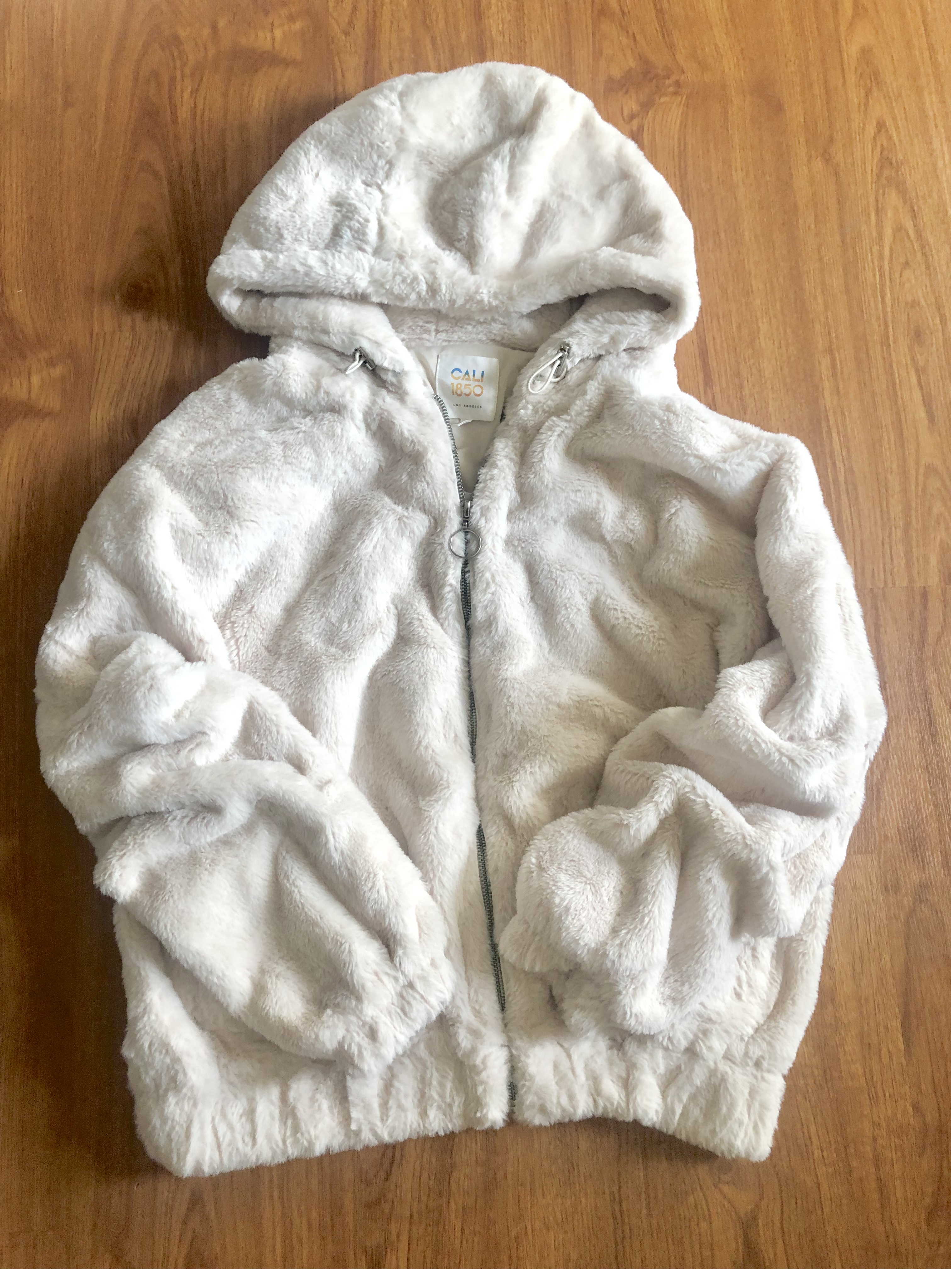 Cali 1985 เสื้อเฟอร์กันหนาว หมวกฮู้ด เสื้อขน (FLUFFY COAT) สีครีม แบรนด์ CALI 1985 Los Angeles ขาว