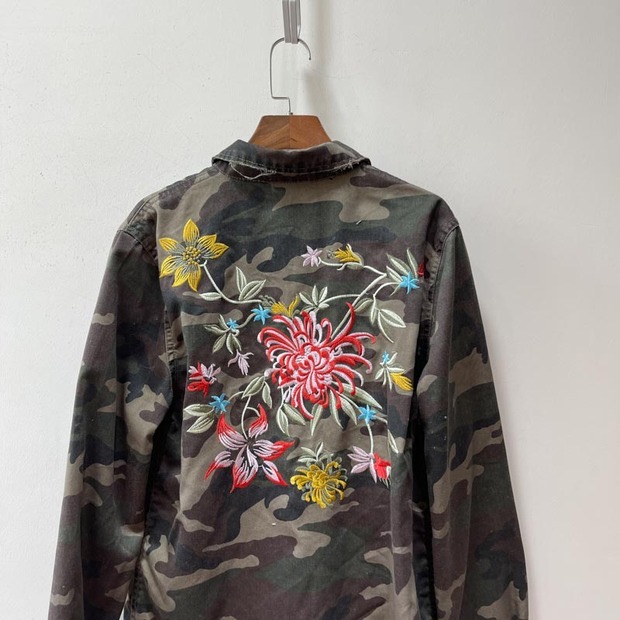 เสื้อนอกทหาร เสื้อแจ็คเก็ต ลายพราง แนวทหาร แต่งลายปัก แพทเทินสวย เท่ห์ มาก แบรนด์ Signature เขียว