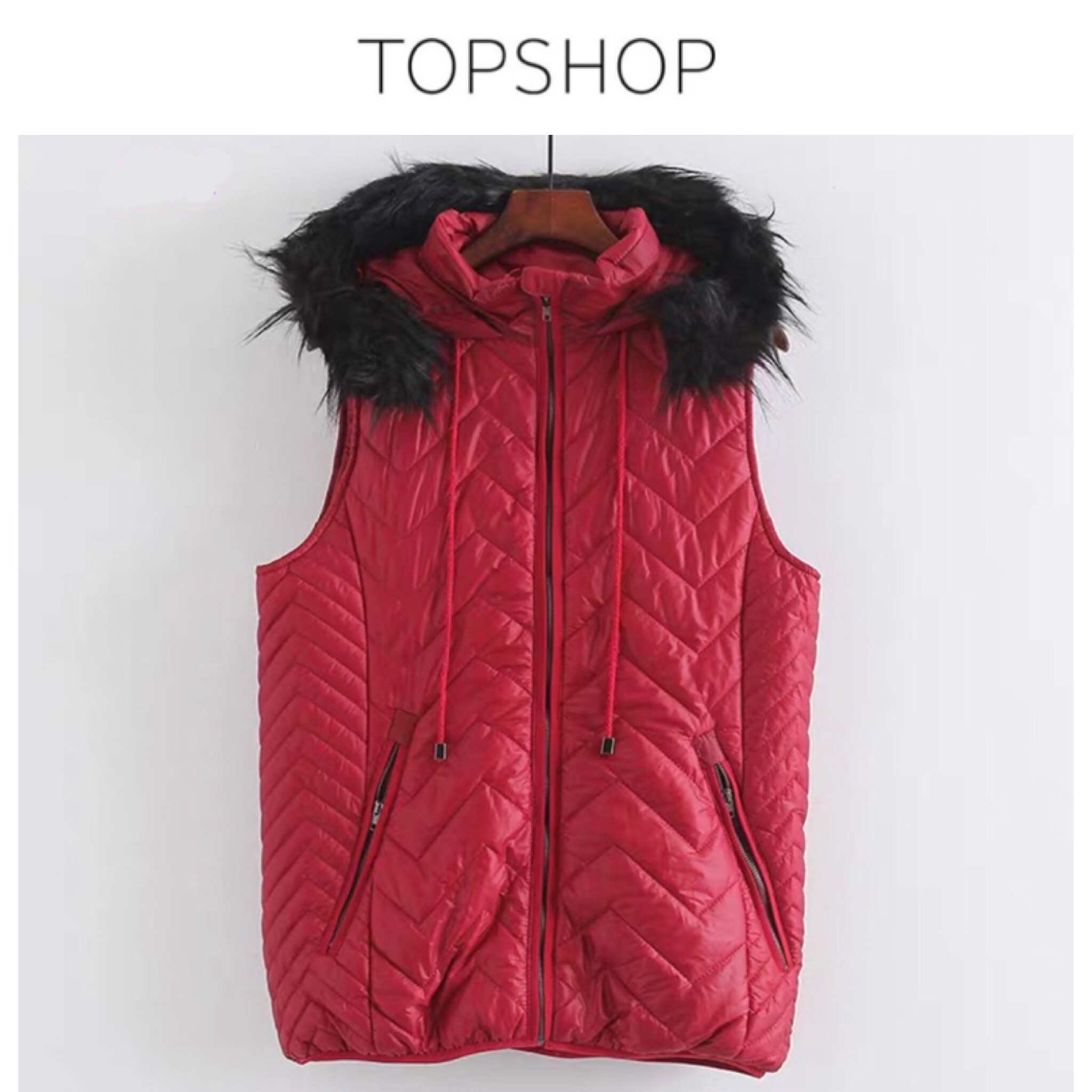 Top shop เสื้อกั๊ก กันหนาว กั๊กฮูทสีแดง Topshop แต่งขนสีดำ (เฟอร์ถอดได้ค่ะ) แดง