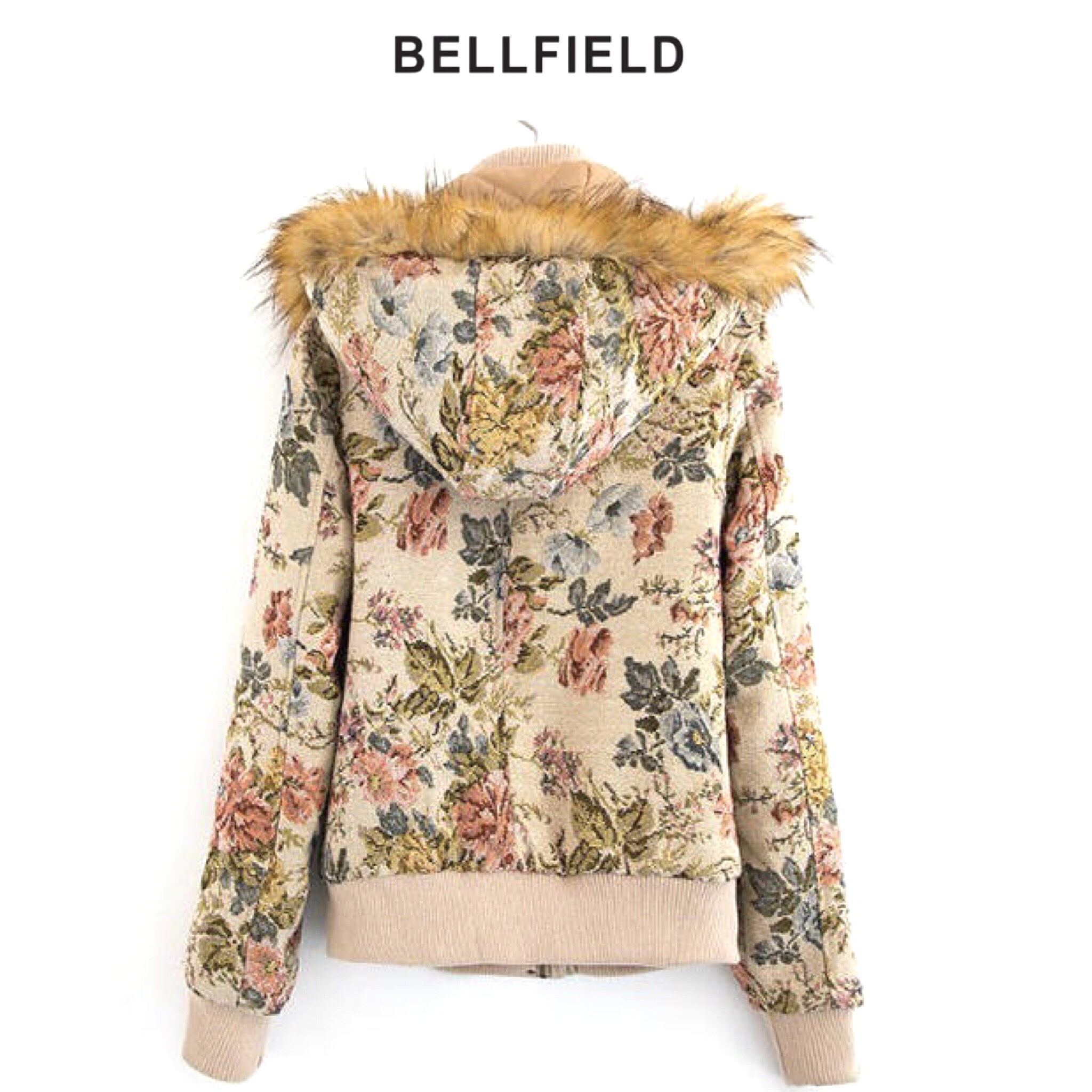 BELLFIELD เสื้อกันหนาว แต่งฮูท ติดเฟอร์ แบรนด์ดังอังกฤษ BELLFIELD ลายดอกสีนูทกากีอ่อน สวยหรู งานสวย เนี๊ยบมากคะ (จำนวนจำกัด ) (หมวกฮูทถอดได้คะ) Size S/M/L นูทกากีอ่อน