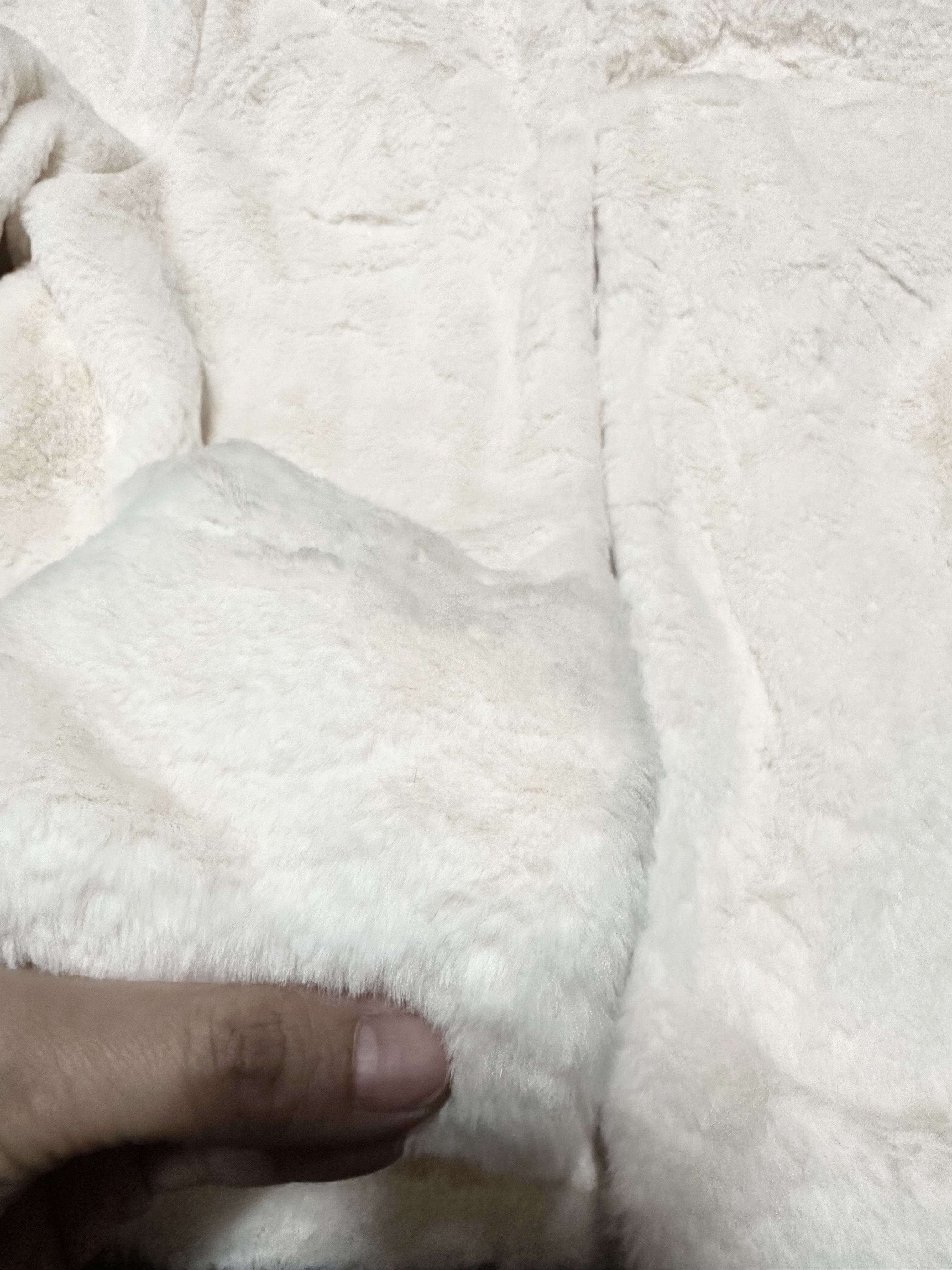 Selected เสื้อเฟอร์กันหนาว เสื้อขน Fluffy coat สีขาว แบรนด์ SELECTED สำเนา สำเนา สำเนา สำเนา