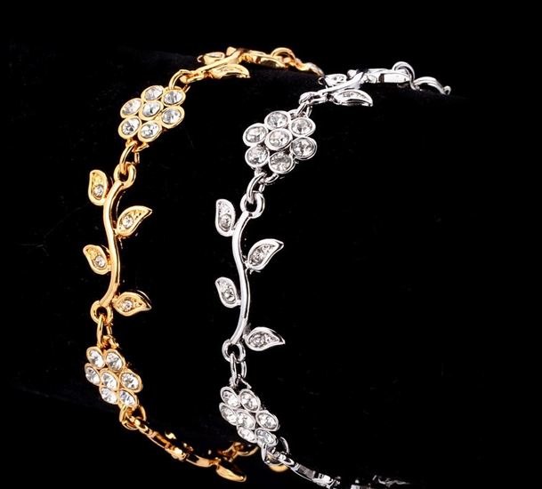 สร้อยข้อมือทอง ลายดอกไม้ สลับ ใบไม้ ฝังเพชร CZ ทองชุบ 18 K โชว์ความเงา ระยิบระยับ สร้อยข้อมือเงิน และ ทอง ดีไซน์ วัยรุ่น หวาน ๆ ของขวัญให้แฟน 566851