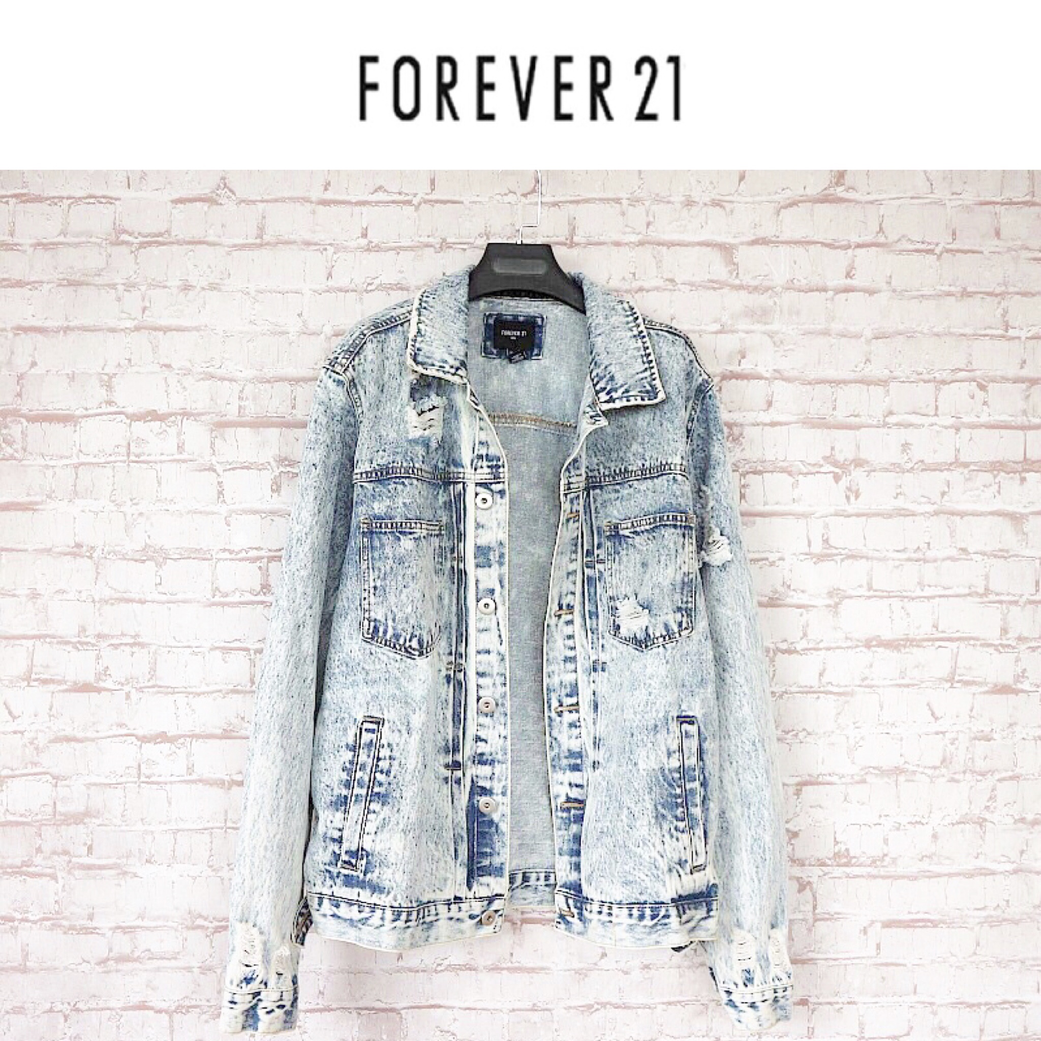 Forever21 เสื้อยีนส์ ฟอก ยีนส์ซีด OVER SIZE แบรนด์FOREVER21 งานสวย แนว เซอร์ๆ คะ Size :S/M/L/XL ยีนส์