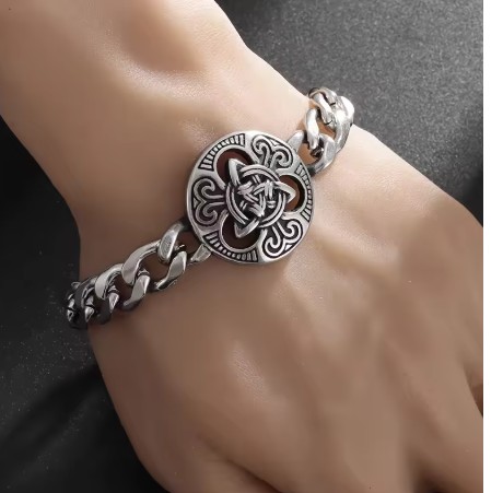 สร้อยข้อมือ สแตนเลส สีเงิน สายสร้อยเป็นแบบโซ่ สัญลักษณ์ ไตรเควทรา สร้อยข้อมือชาย เท่ ๆ 101502