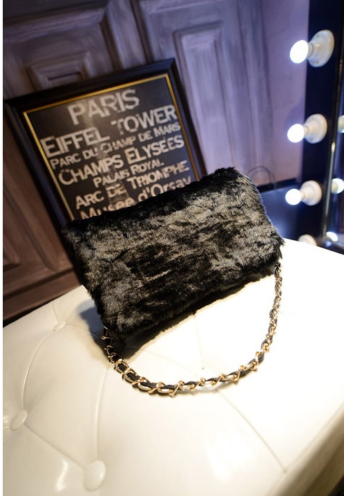 กระเป๋า Clutch มือ แต่งขนฟูนุ่ม สีขาว /ดำ แถมสายสองแบบ สองระดับ (สายโซ่+สายหนัง) ใช้ได้หลากหลายสไตล์เลยคะ ขนนุ่ม สวยหรู สุดๆ