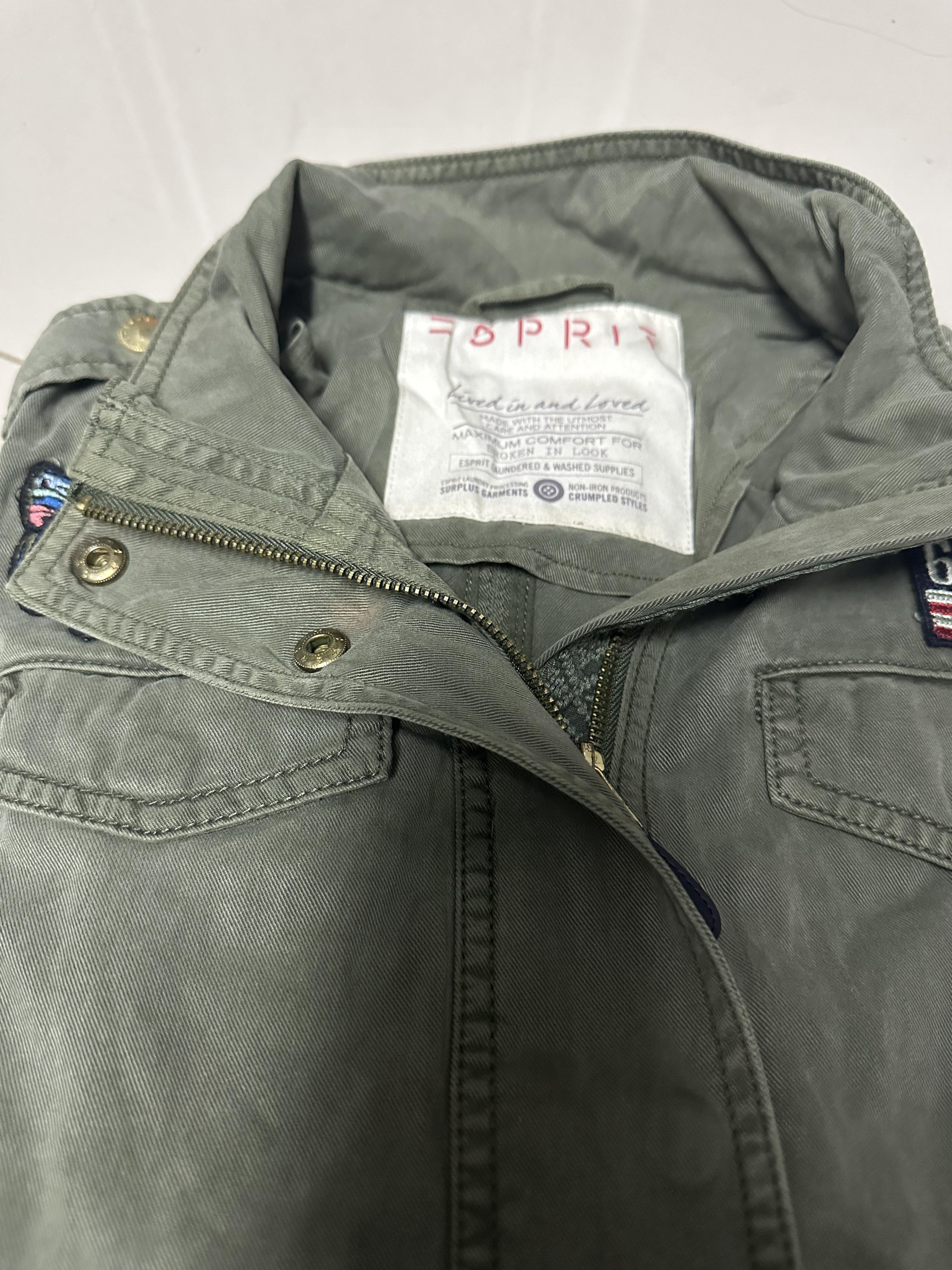 Esprit เสื้อเขียวทหาร เสื้อนอกแนวทหาร แต่งบั้ง ช่วงอก แขน นวทหาร แบรนด์ ESPRIT แพทเทินสวย เท่ห์มาก คะ Size S/M/L/XL เขียว