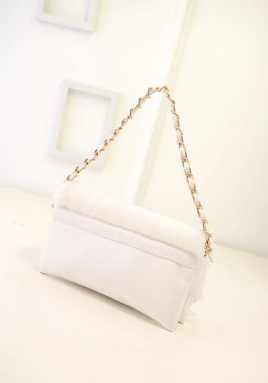 กระเป๋า Clutch มือ แต่งขนฟูนุ่ม สีขาว /ดำ แถมสายสองแบบ สองระดับ (สายโซ่+สายหนัง) ใช้ได้หลากหลายสไตล์เลยคะ ขนนุ่ม สวยหรู สุดๆ