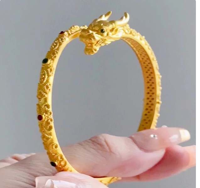 กำไลข้อมือทอง กำไลข้อมือ แกะลายมังกรทอง สวยหรู ใส่ออกงาน กำไลมังกร เสริมบารมี สวย ๆ 958246