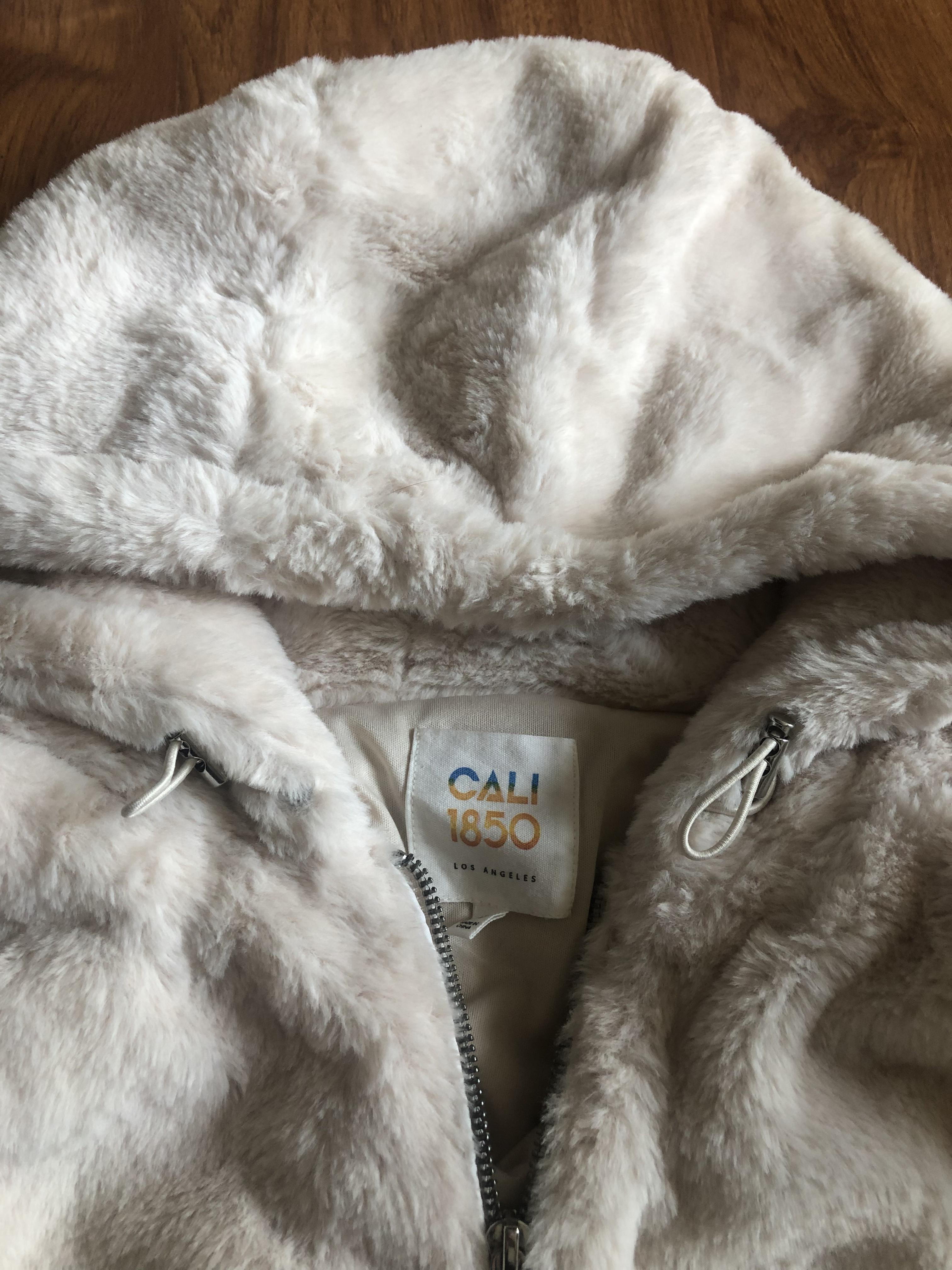 Cali 1985 เสื้อเฟอร์กันหนาว หมวกฮู้ด เสื้อขน (FLUFFY COAT) สีครีม แบรนด์ CALI 1985 Los Angeles ขาว
