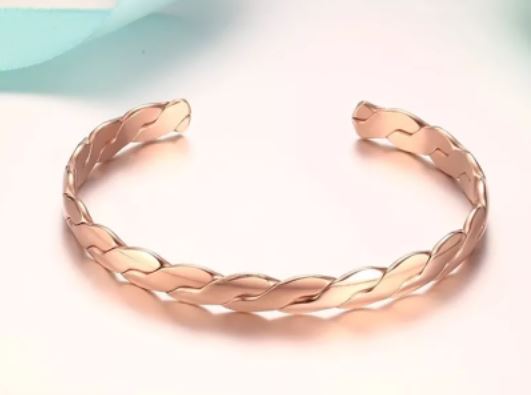 สร้อยข้อมือ ตัว C ลายเกลียว สี Rose gold กำไลข้อมือ ผู้หญิง แบบสวย ๆ ลายเกลียว แบบเกลี้ยง 482865