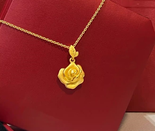 สร้อยคอทองคำ พร้อม จี้กุหลาบ ทองชุบ 18 K สวยหรู ใส่ออกงาน ของขวัญ วันครบรอบ วันเกิด แบบหรูหรา 663627