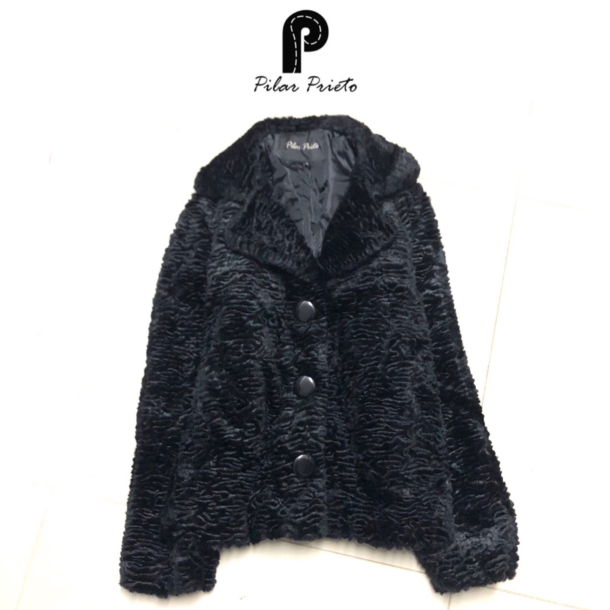 เสื้อกันหนาว แต่งขน เสื้อคลุม เฟอร์ สีดำ Brandname สเปน สุดหรู PILAR PRIETO กันหนาวขนเฟอร์สีดำ แต่งขนนุ่ม สวยหรูมากคะ ดำ