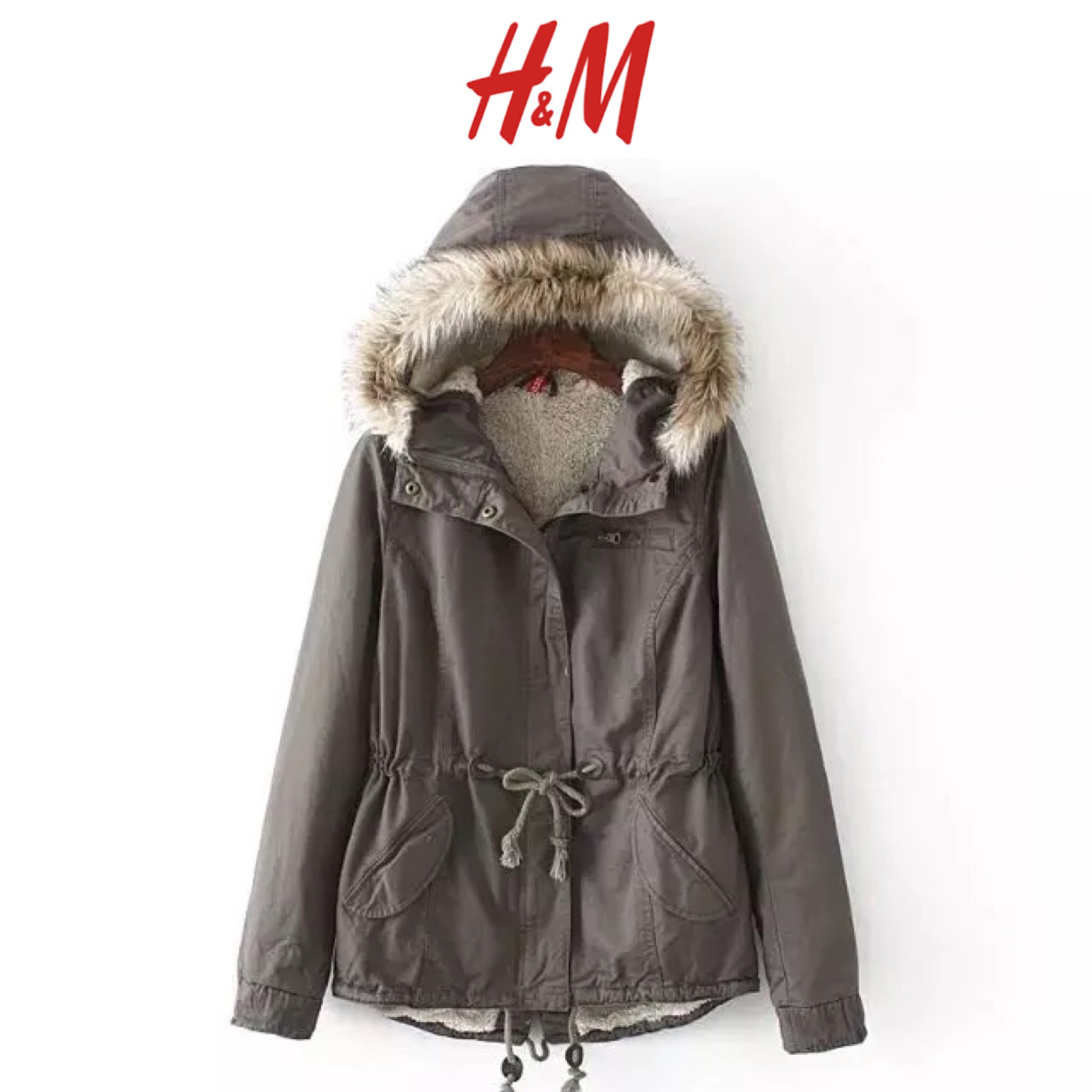 H&m เสื้อกันหนาว H&M เสื้อหนาว กึ่งโค้ทH&M แต่งหมวกฮูท ติดขนเฟอร์ปลายหมวก ด้านในบุขนอุ่นสีขาว มีสายรูดเข้าเอว ดำ
