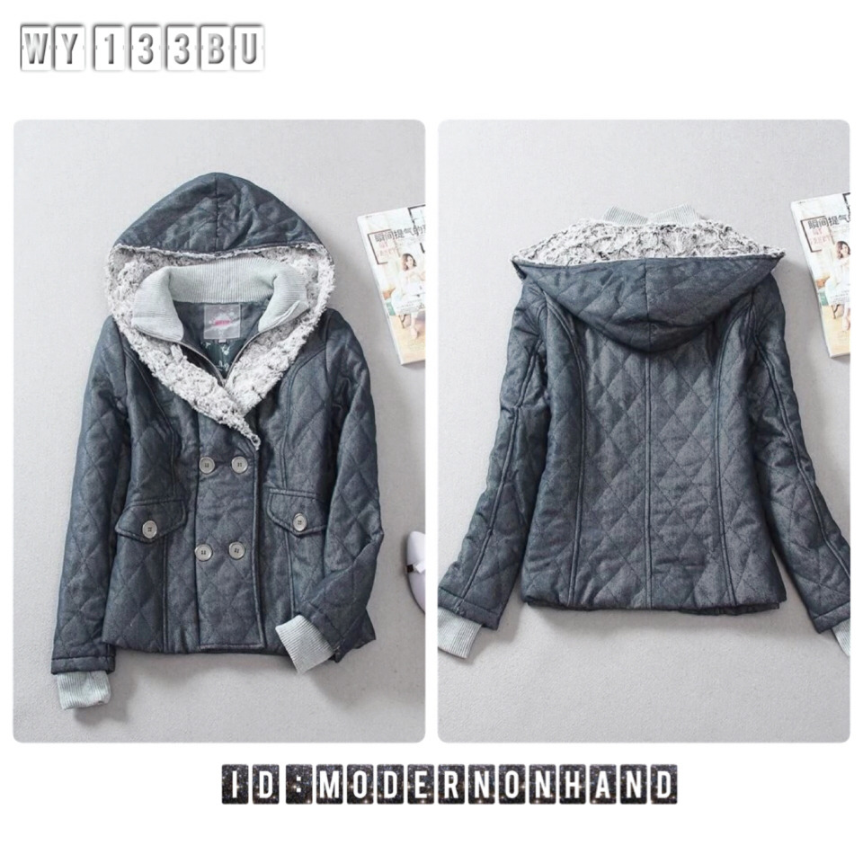 เสื้อกันหนาว ผ้ายีนส์สีเทา แต่งปกคอ ขนสีเทา ติดหมวกฮูท เนื้อผ้าหนา นุ่ม อุ่น เดินด้ายตารางทั้งตัว แต่งกระดุมแถบ แนวเกาหลีๆ Size M/L