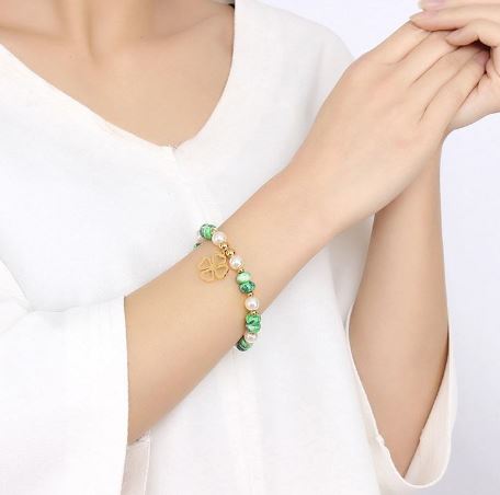 สร้อยข้อมือ ผู้หญิง สร้อยข้อมือ ไข่มุก ผสมผสาน ลูกปัด สีทอง Glass Bead สีเขียว ห้อยจี้ ดอกโคลเว่อร์ สีทอง สุดหรู 845652