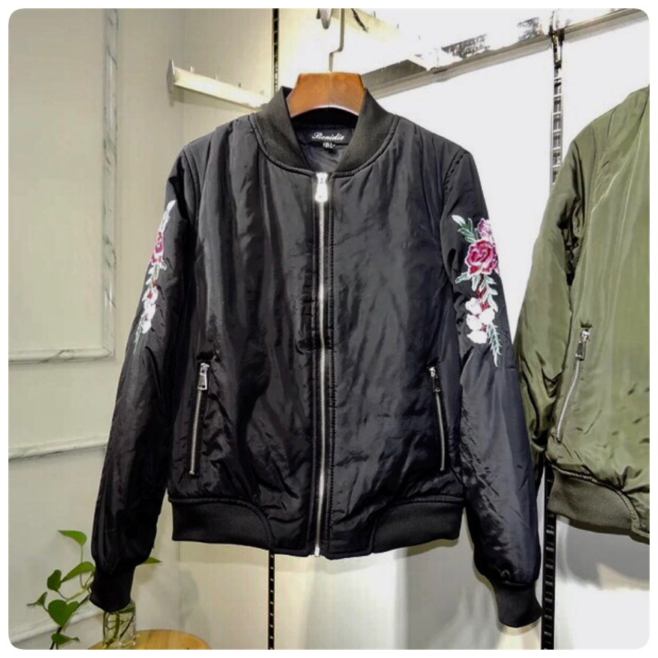 เสื้อนอก เสื้อคลุมกันหนาว เสื้อไฟท์ สีดำ แต่งลายปักช่วงแขน Size M/L