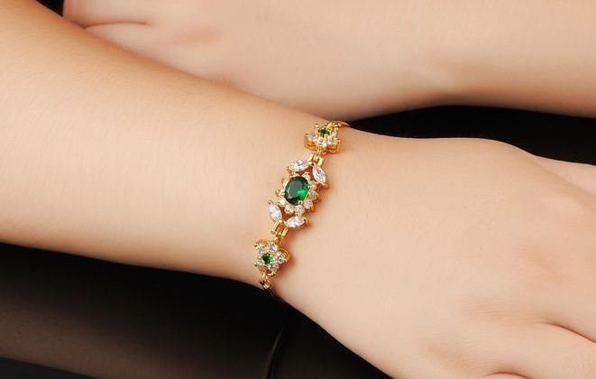 สร้อยข้อมือ ผู้หญิง สร้อยข้อมือทอง 18 K ลาย ดอกไม้ ล้อม มรกต สีเขียว 2 ข่อ ฝังเพชร CZ แท้ และ คริสตัล ออสเตเรีย สวยหรู มีระดับ ของขวัญวันแต่งงาน 264559