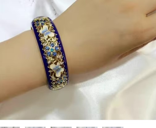 กำไลข้อมือ ผู้หญิง อันใหญ่ ใส่สวย แบบแกะลาย เป็น รูป ผีเสื้อ ติดคริสตรัล ดอกไม้ แบบหวาน ๆ 768955