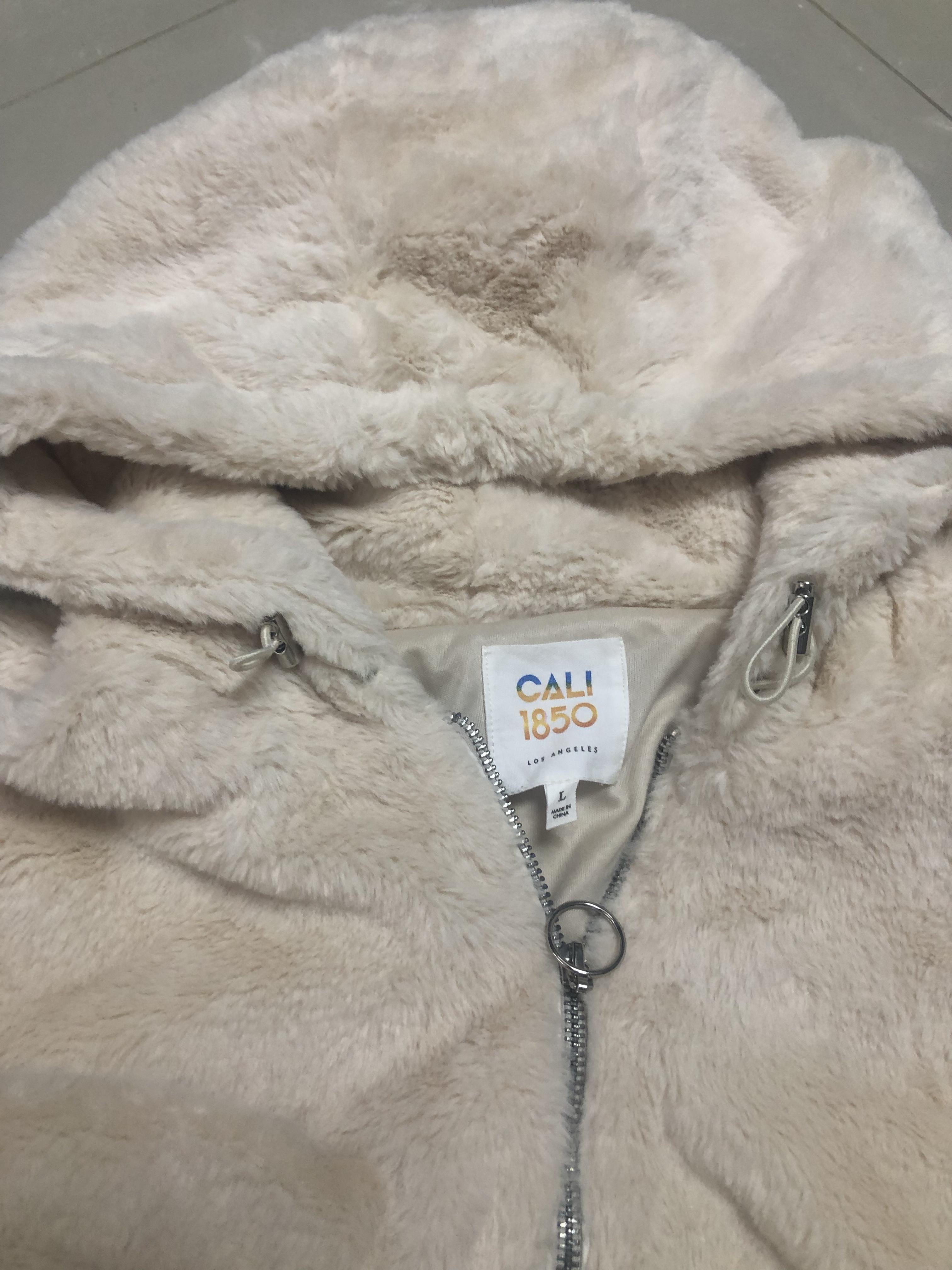 Cali 1985 เสื้อเฟอร์กันหนาว หมวกฮู้ด เสื้อขน (FLUFFY COAT) สีครีม แบรนด์ CALI 1985 Los Angeles ขาว