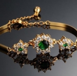 สร้อยข้อมือ ผู้หญิง สร้อยข้อมือทอง 18 K ลาย ดอกไม้ ล้อม มรกต สีเขียว สดใส กำไลข้อมือทอง ฝัง คริสตัล และ เพชร CZ สวยหรู มีระดับ 621700