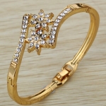 กำไลข้อมือ ทองชุบ ฝังเพชร CZ กำไลข้อมือผู้หญิง กำไลทองฝังเพชร ช่อดอกไม้ คู่ เพชรเรียง ส่องประกาย ขับผิวขาว สวยมากค่ะ 258073