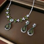 ชุดเครื่องเพชร สีเขียวมรกต ใส่ออกงาน เครื่องเพชรเข้าชุด สร้อยคอ พร้อมต่างหู ลายดอกไม้ โทนสีเขียว 400824