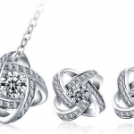 Set เครื่องประดับเข้าชุด สร้อยคอ พร้อม ต่างหู เงินแท้ 925 ดีไซน์ ลายเส้น สานเป็น สี่เหลี่ยม ตกแต่งด้วย เพชร CZ AAA ใส่ออกงาน สุดหรู ดูดี มีระดับ 815551