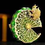 เข็มกลัด ตกแต่งเสื้อผ้า เข็มกลัด กบ สีทอง เกาะบนใบบัว สวยงาม ของขวัญให้ผู้ใหญ่ แบบสวย ๆ 500555