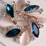 เข็มกลัดติดเสื้อ ติดปกเสื้อ เข็มกลัดติดหน้าอก ดีไซน์ เป็น รูปดอกไม้ ผสมผสาน ระหว่าง โอปอล กับ คริสตัล Blue Sapphire สุดหรู 572528