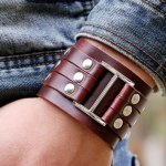 สร้อยข้อมือ กำไลข้อมือ หนังแท้ สีน้ำตาล สไตล์ พั้งค์ ร็อค เท่ ๆ กำไลหนังแท้ ของขวัญให้แฟน เท่ ๆ ดีไซน์ เป็น เข็มขัด เส้นใหญ่ แนวคาวบอย 442452