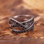 แหวนเงิน ผู้หญิง เพชร สีดำนิล แหวนเพชร สีดำ ออกแบบลายไขว้ ใส่แบบสวย ๆ 324883