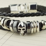 สร้อยข้อมือผู้ชาย กำไลข้อมือ ผู้ชาย สายหนังแท้ หนังถัก 2 ชั้น ห้อย จี้ รูปหัวกะโหลก สลับ ห่วงเงิน สแตนเลส สตีล แท้ สร้อยข้อมือ ร็อค เท่ ๆ 98339