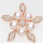 เข็มกลัดติดเสื้อ ติดปกเสื้อ เข็มกลัดติดหน้าอกเสื้อ เข็มกลัดรูป ดอกไม้ ดีไซน์ เกสร ไข่มุก 5 เม็ด ตกแต่งด้วยเพชร CZ สุดหรู 341700