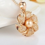 สร้อยคอผู้หญิง สร้อยคอ ออกงาน ดีไซน์ เป็น ดอกไม้ สีทอง ใส่ เพชร CZ ในตาข่าย ติดไข่มุก สีทอง ตรงกลาง สวยหรู มีระดับ ของขวัญให้แฟน พรีเมี่ยม 442888