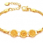 สร้อยข้อมือทอง 18 K สร้อยข้อมือ ผู้หญิง แกะลาย ดอกกุหลาบ สีทองสุดหรู 3 ดอก สร้อยข้อมือ ใส่ออกงาน ของขวัญให้แฟน ดูดี มีราคา 643985