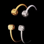 กำไลข้อมือผู้หญิง กำไลทอง 18 K และ กำไลเงิน Platinum ลายเกลียว ติดลูกตุ้ม สี่เหลี่ยม ใส่เพชร CZ AAA ด้านใน 2 ข้าง แฟชั่นยุโรป สวยหรู มีระดับ 620831