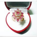 แหวนทอง 5 ไมครอน ประดับทับทิมสลับเพชร ลายดอกไม้