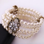 สร้อยข้อมือไช่มุก Multi Layer ซ้อนกันหลายชั้น ตกแต่งด้วย คริสตัล ออสเตเรีย เป็น ลายดอกไม้ สร้อยข้อมือมุก มาตรฐานจากยุโรป 220656