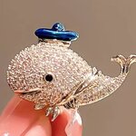 เข็มกลัด ปลาโลมา ฝังเพชร ใส่หมวก สีน้ำเงิน เข็มกลัด ติดเสื้อ ธีม สัตว์น้ำ แบบน่ารัก ๆ 693875