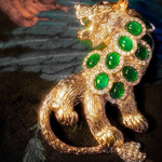 เข็มกลัด สิงโตทอง ฝังเพชร อัญมณี สีเขียวมรกต สวยหรู เข็มกลัดหรูหรา ลายสิงโตสีทอง ตกแต่งเสื้อ ออกงาน 856047