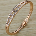 กำไลข้อมือ ทองชุบ สี Rose Gold ฝังเพชร CZ กำไลข้อมือผู้หญิง ดีไซน์ แบบเรียบ ๆ เป็นโค้ง เพชรเรียง 2 แถว กำไลข้อมือ คุณนาย สวยค่ะ 321135