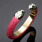 กำไลข้อมือทอง กำไลข้อมือผู้หญิง ดีไซน์ ผสมผสาน Stainless กับ หนังแท้ ลายเกร็ดงู ไม่ลอกไม่ดำ แบบสวย มีดีไซน์ หัวงู สวยหรู 159046